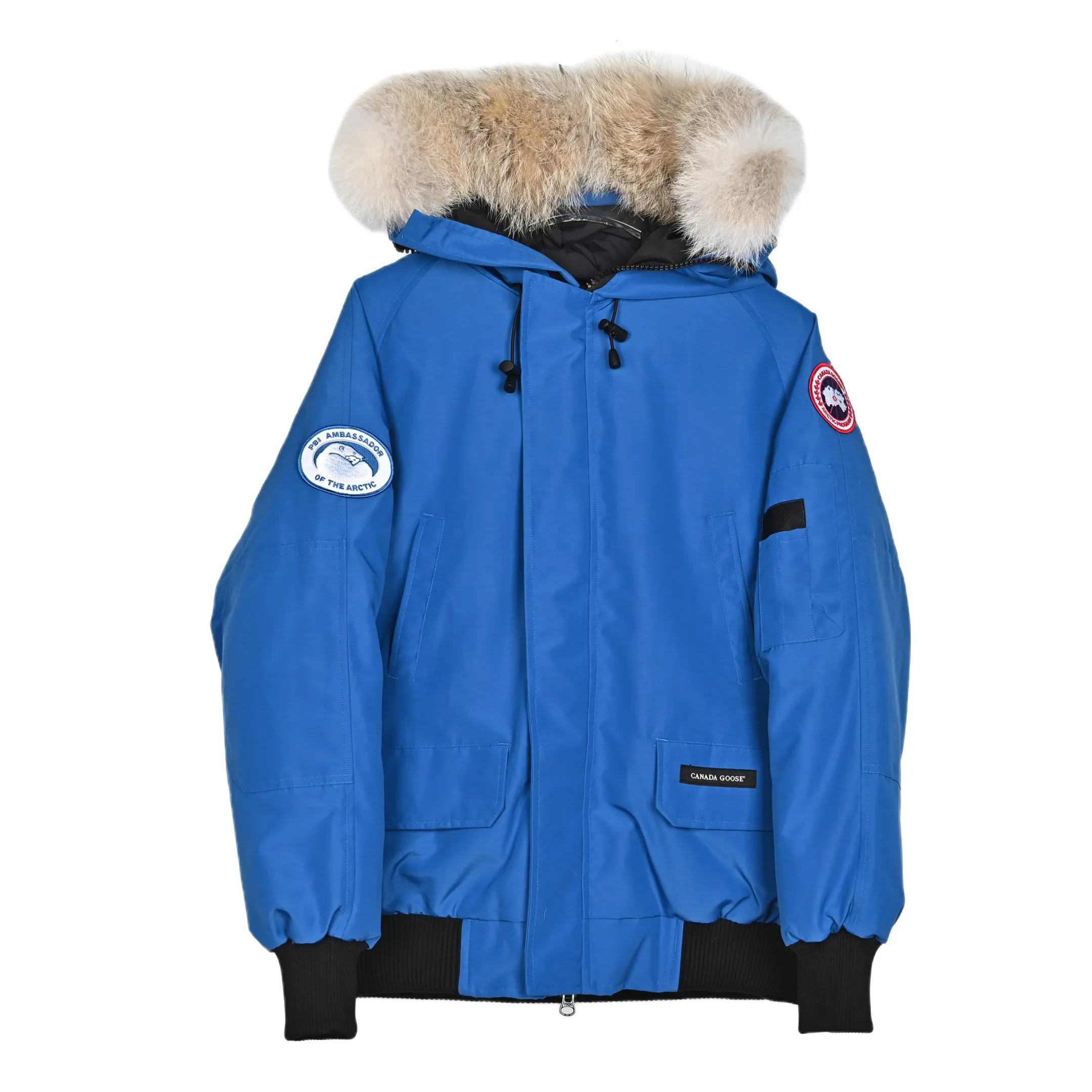 P720 𝐂𝐚𝐧𝐚𝐝𝐚 𝐆𝐨𝐨𝐬𝐞 𝐄𝐱𝐩𝐞𝐝𝐢𝐭𝐢𝐨𝐧 𝟕𝟗𝟗𝟗𝐌 Canada Goose Model 01 Short Down Jacket 🔝Product color: black, off-white, graphite gray, navy blue, sky blue 🔝Product size: XS S M L 2️⃣Exclusively customized 18-count fabrics with the same ZP. Using "Arctic Tech" fabric technology, the outer fabric is 84.5% polyester fiber and 15.5% cotton, the lining is 100% cotton fiber, and the padding is 100% polyester fiber. It is durable, waterproof, windproof, cold-resistant and warm. 3️⃣The lining is made of 40D Nylon AC oil-based glue, with level 5 single-dye fastness. The collar flannel is made of original high-density mercerized velvet, and the pocket fabric is made of elastic high-density polar fleece, which is soft and skin-friendly. The bile cloth is made of 330T polyester anti-velvet No. 7 needle to prevent lint from running away. If there is lint running away, it will be given away for free! 4️⃣The JUKI large-scale sewing machine imported from Japan is professional in stitching and seaming. It completely follows the original 106 stitches on the whole piece of clothing and is reinforced throughout. The length of each jujube follows the original one and is fixed at 1-1.1cm. The density and length are the same as the original one. 5️⃣Yoshida YKK original zipper, Y-shaped double hook Velcro, and the cuffs are made of custom thickened seamless threads. This year, high-elastic spandex gold thread is added to the cuff thread to increase elasticity and strength. From fabrics and gallbladders to buttons and drawstrings, all are custom-developed and authentic. 6️⃣The imported Tajima embroidery machine is used to customize the chest logo with thousands of needles. The pattern is full and three-dimensional, and it is infinitely close to the original product. 7. The fur collars are made from western coyote skins imported from Canada. We purchased 10,000 top-quality fur collars in the spring. The width of the fur collars is 14cm and the length is 55cm. This winter, the quality of the fur collars will be stable throughout the season, eliminating the uneven quality of fur collars in the middle and later stages! 7️⃣Packaging is in a three-dimensional handbag with cards included. It’s more impressive to give it away and keep it for yourself.